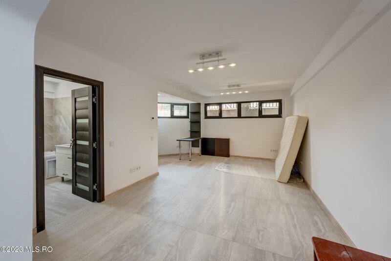 Piata Victoriei, inchiriere cladire noua 680 mp util,